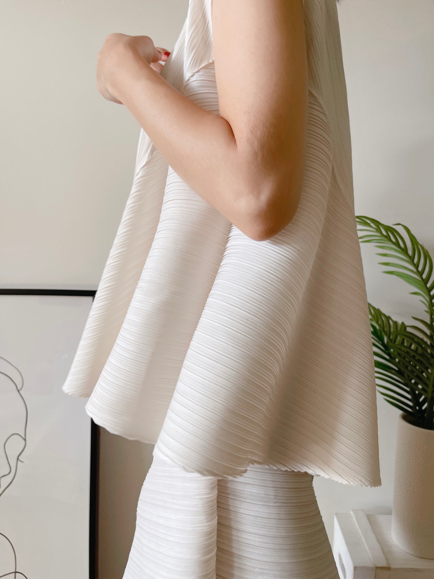 Pleats volume sleeveless (ivory, black)