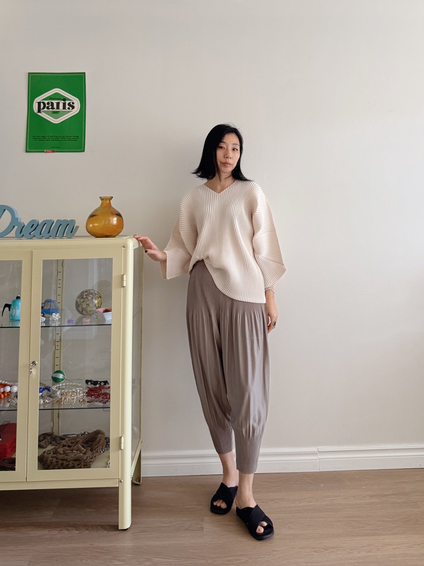 Pleats v-neck top (Ivory, beige)