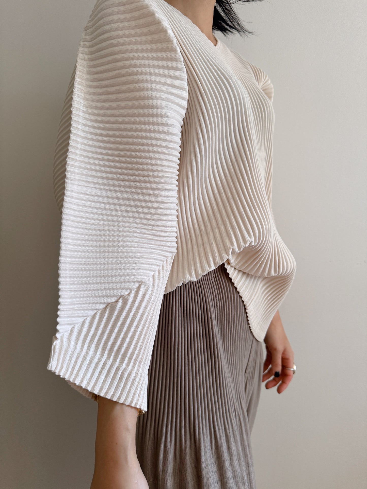 Pleats v-neck top (Ivory, beige)