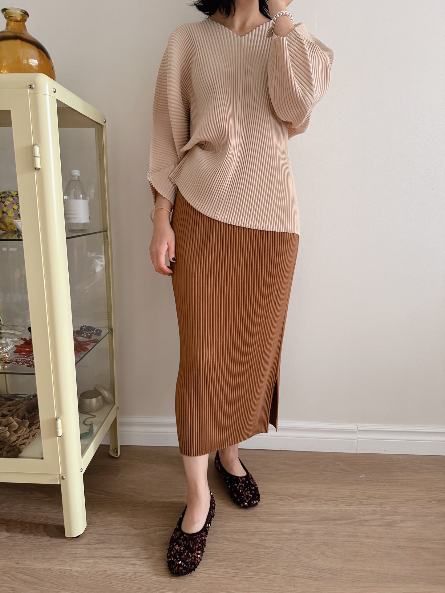 Pleats v-neck top (Ivory, beige)