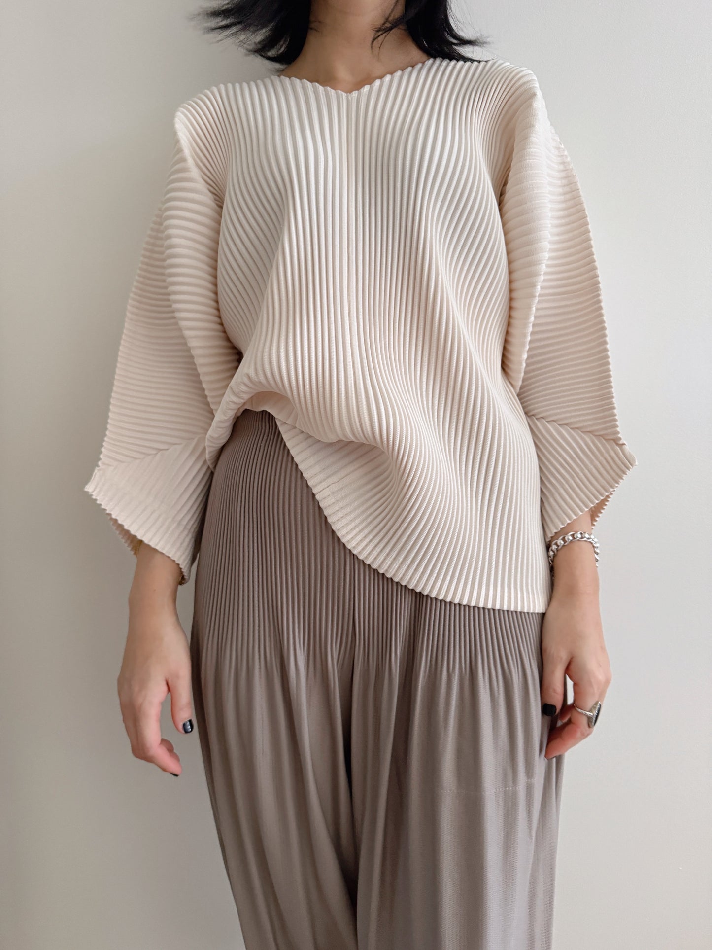 Pleats v-neck top (Ivory, beige)