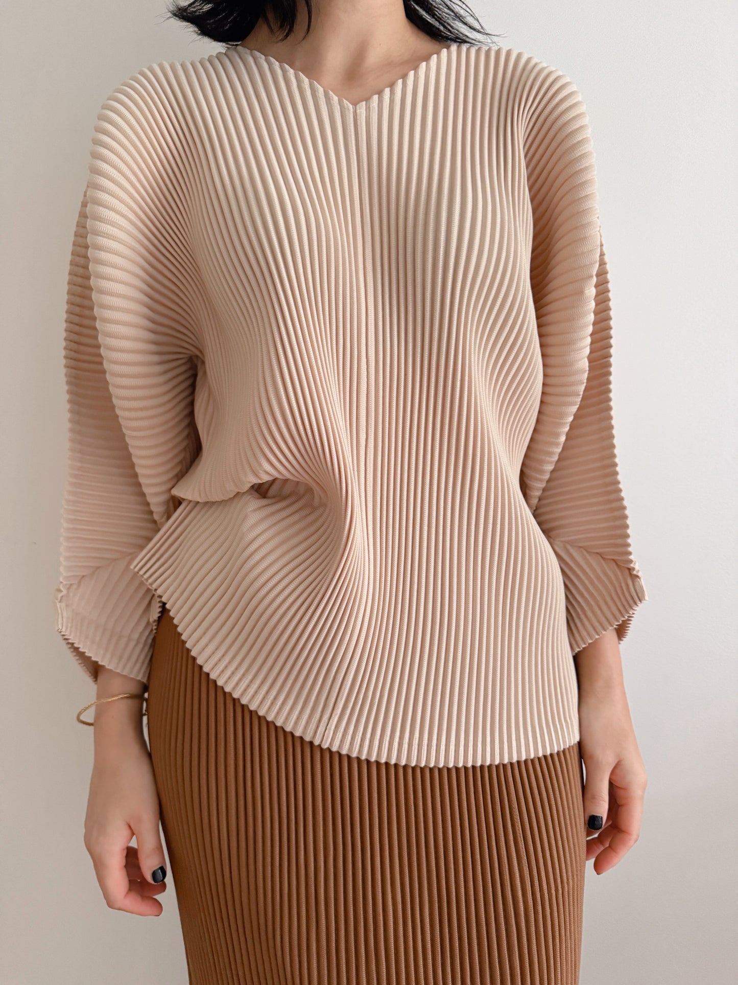 Pleats v-neck top (Ivory, beige)