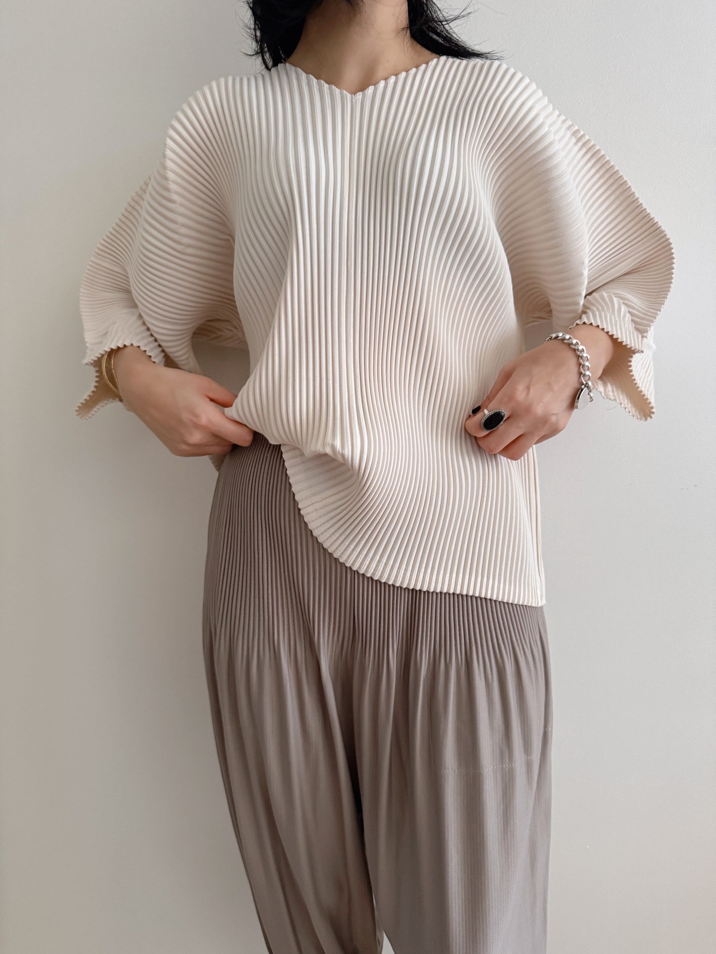 Pleats v-neck top (Ivory, beige)