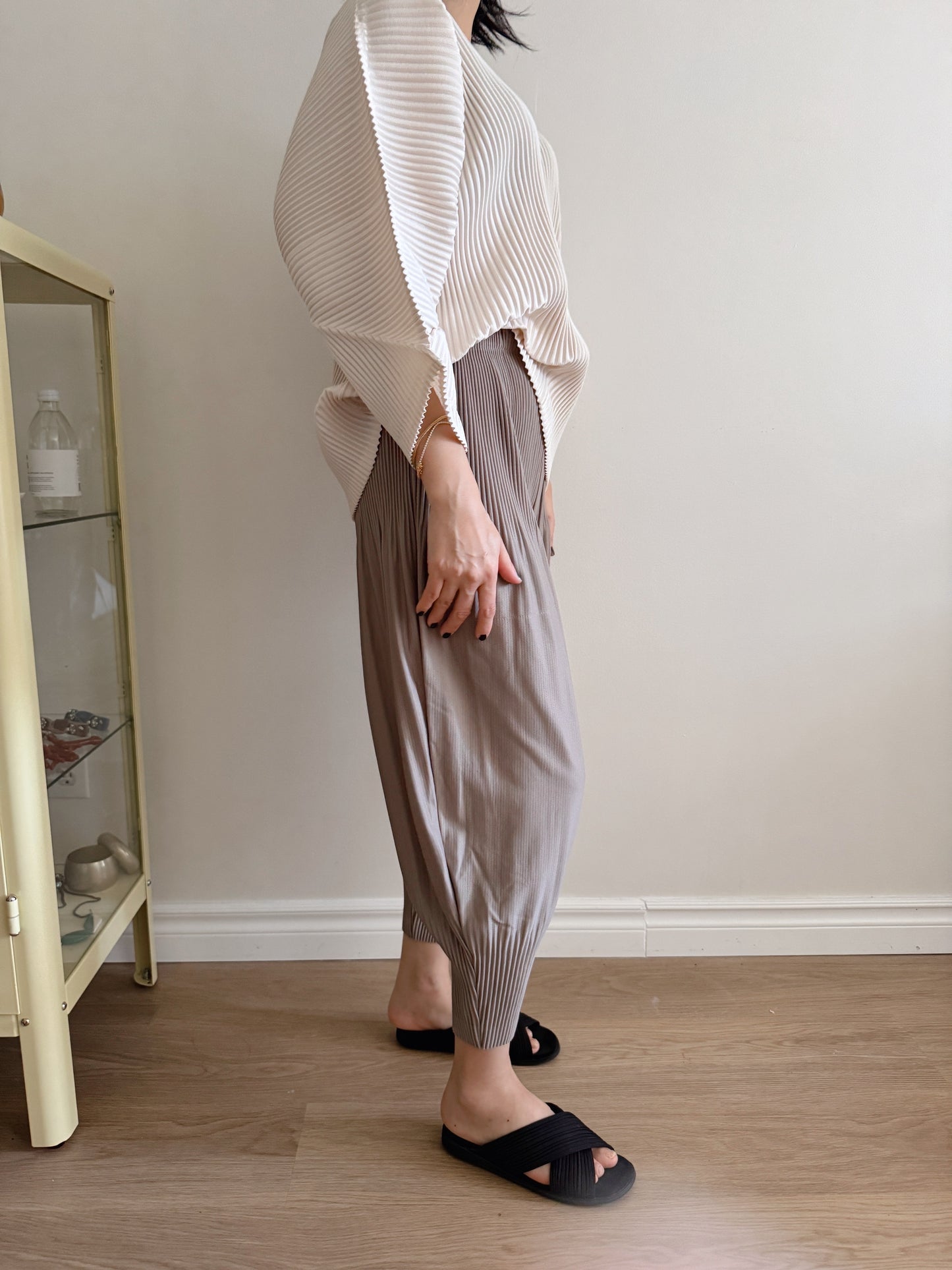 Pleats v-neck top (Ivory, beige)
