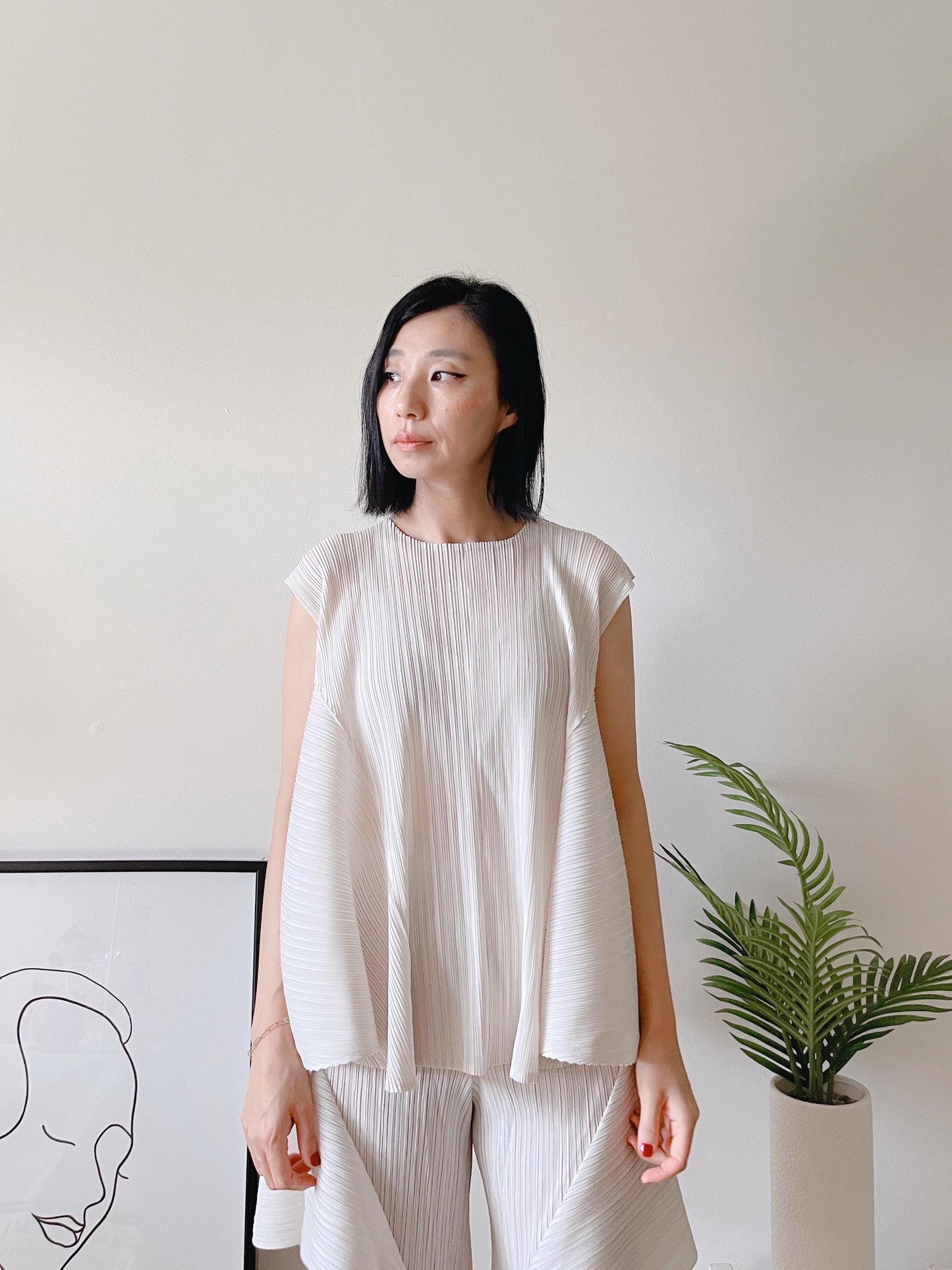 Pleats volume sleeveless (ivory, black)