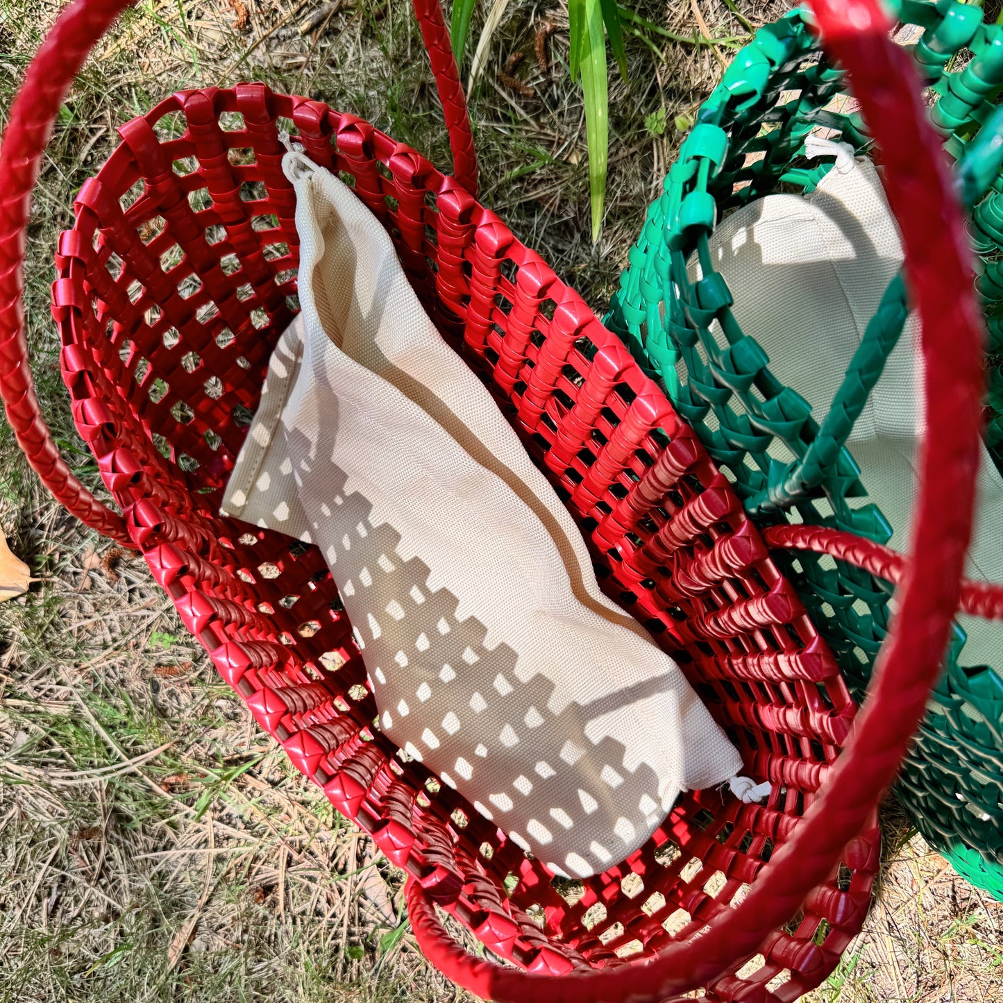 woven basket bag ( red, green, black)