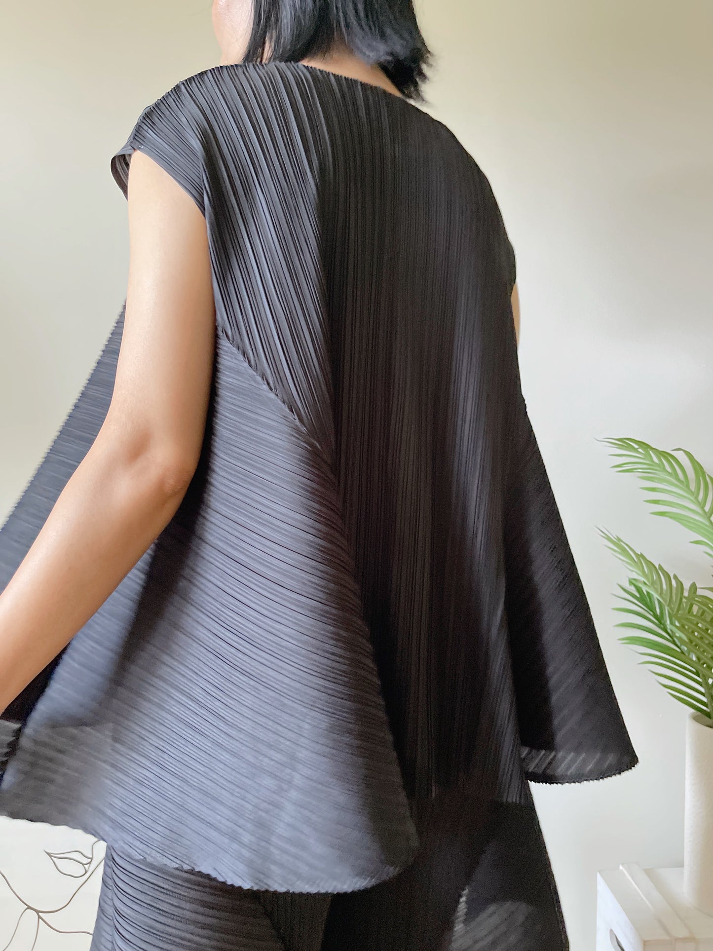 Pleats volume sleeveless (ivory, black)