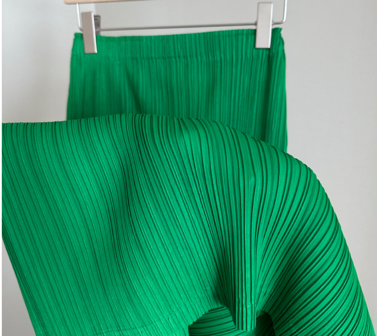 Pleats h line skirt (green, purple)