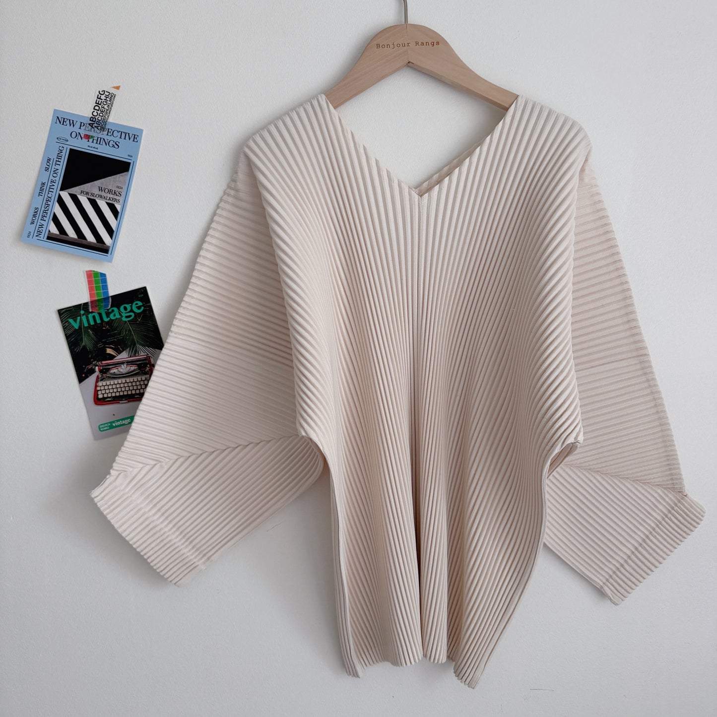 Pleats v-neck top (Ivory, beige)