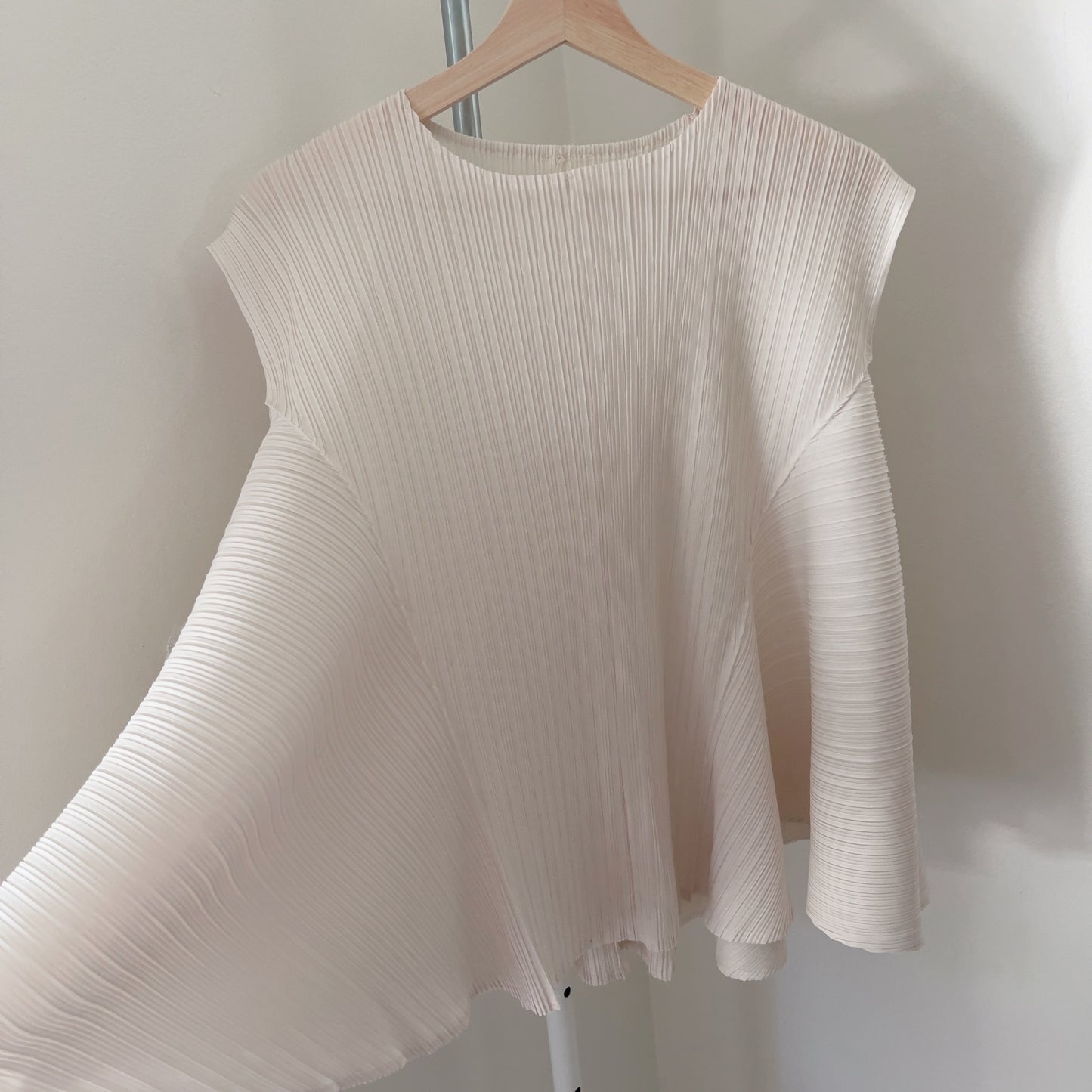 Pleats volume sleeveless (ivory, black)