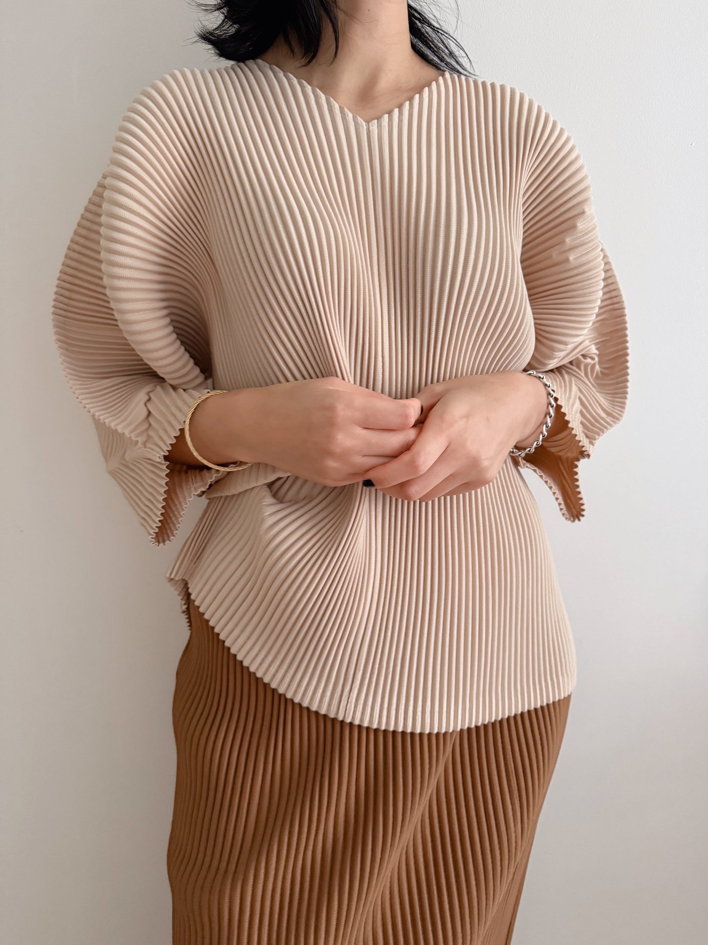 Pleats v-neck top (Ivory, beige)