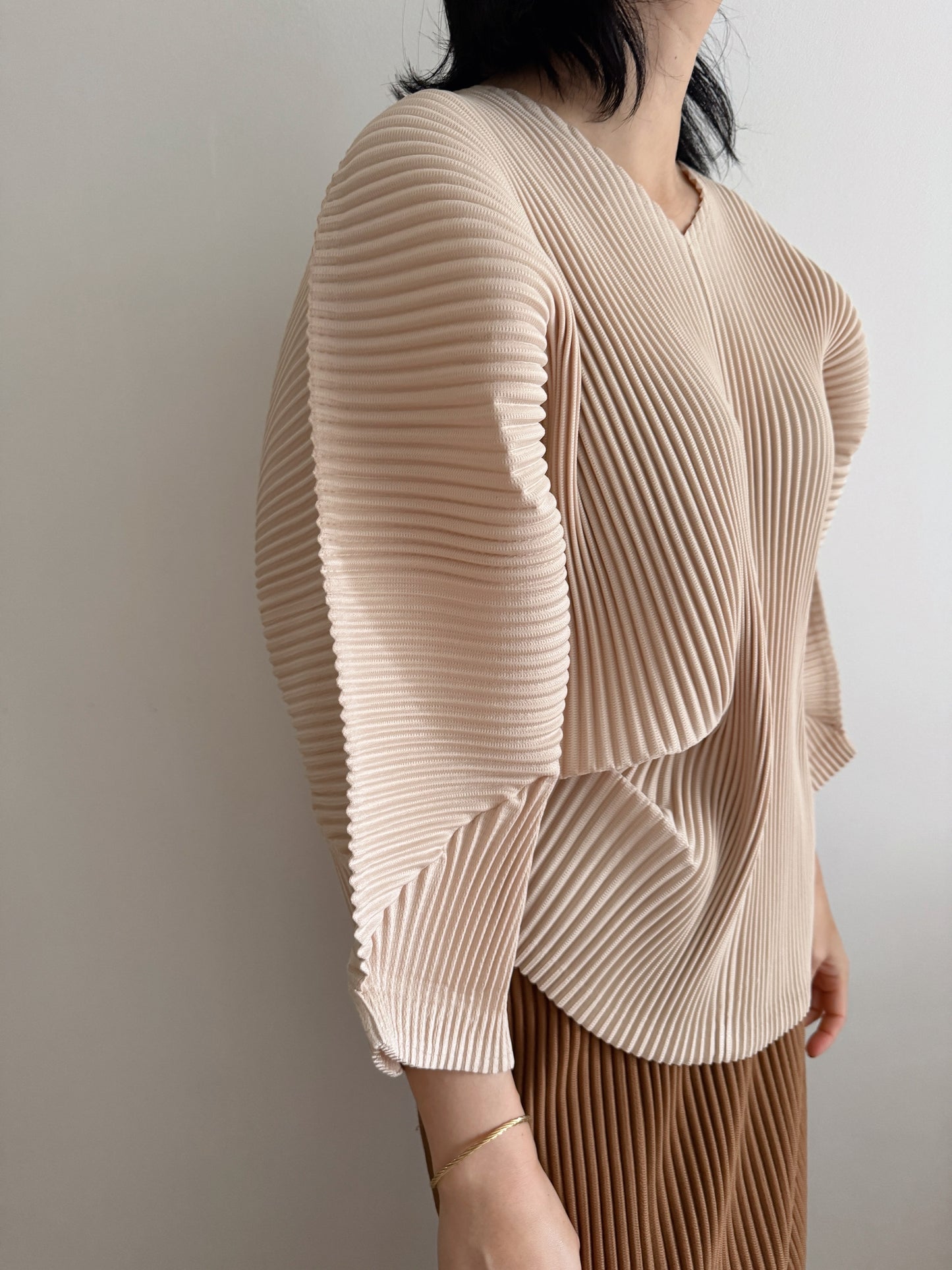 Pleats v-neck top (Ivory, beige)