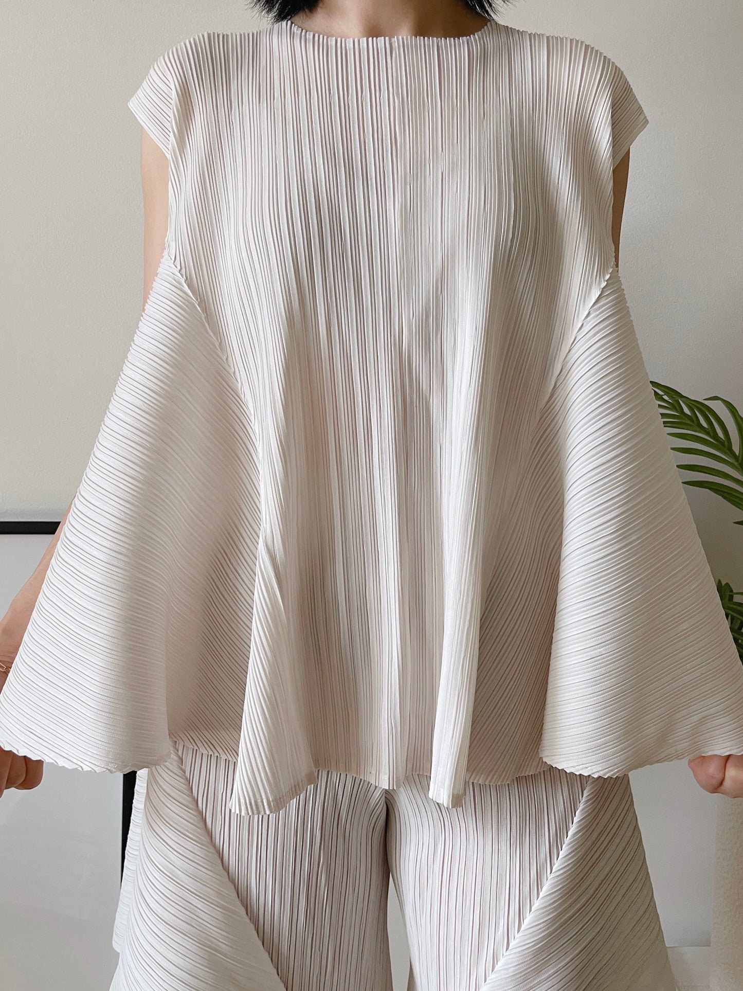 Pleats volume sleeveless (ivory, black)