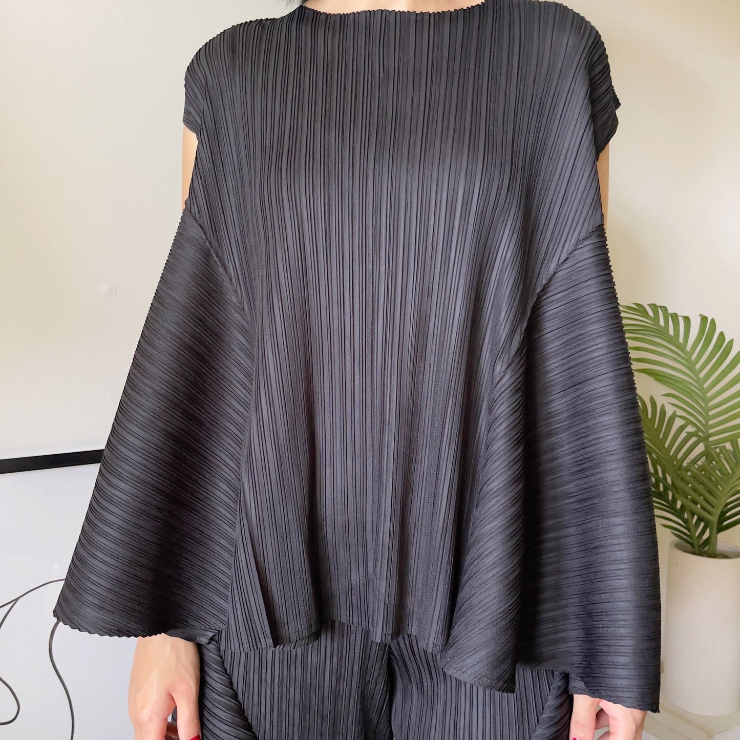 Pleats volume sleeveless (ivory, black)