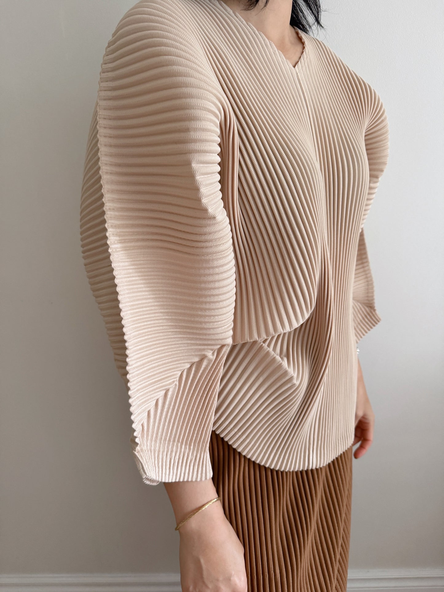 Pleats v-neck top (Ivory, beige)
