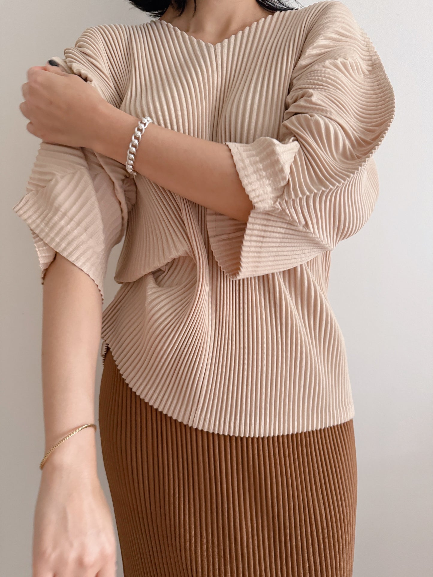 Pleats v-neck top (Ivory, beige)