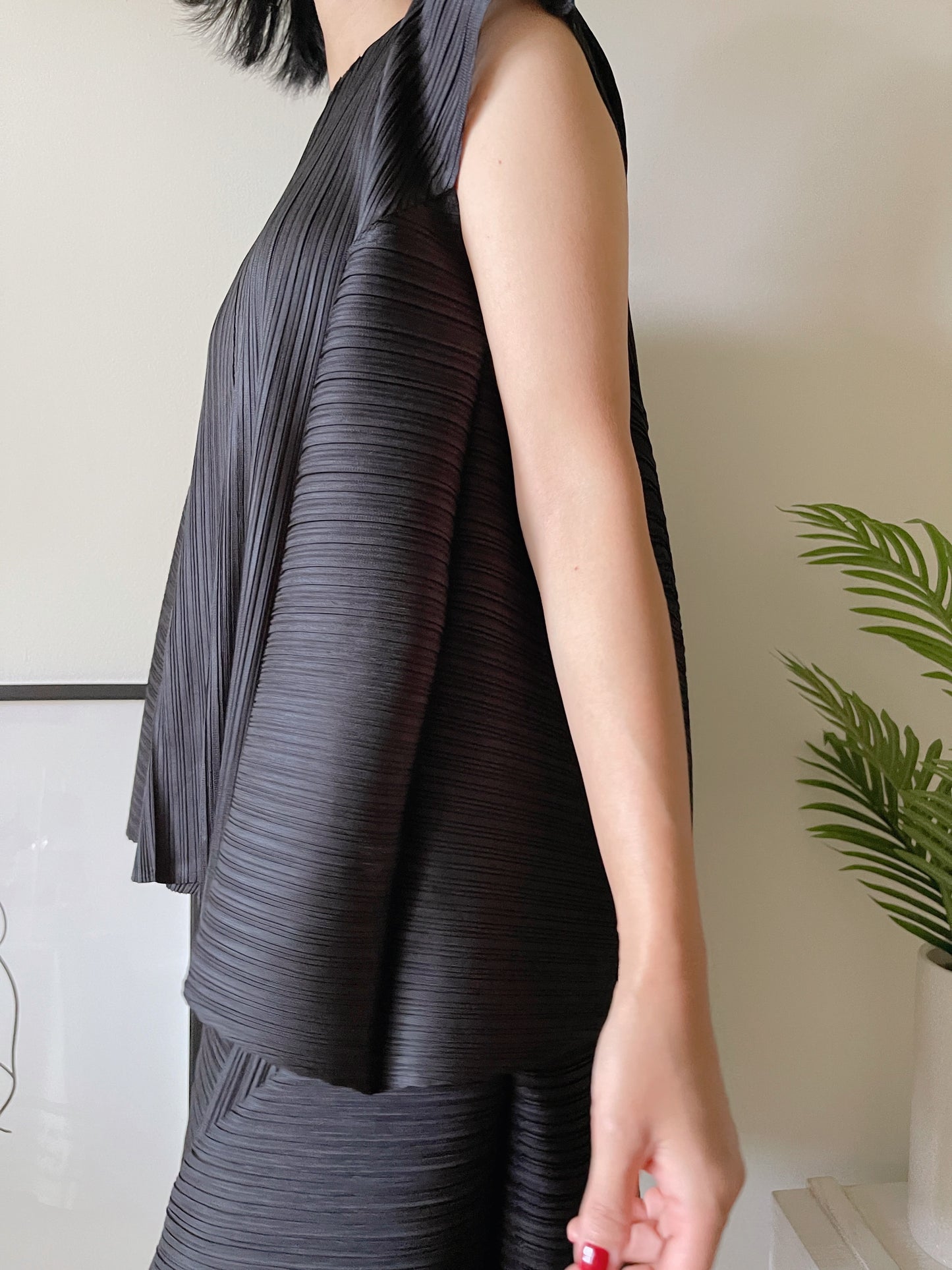 Pleats volume sleeveless (ivory, black)