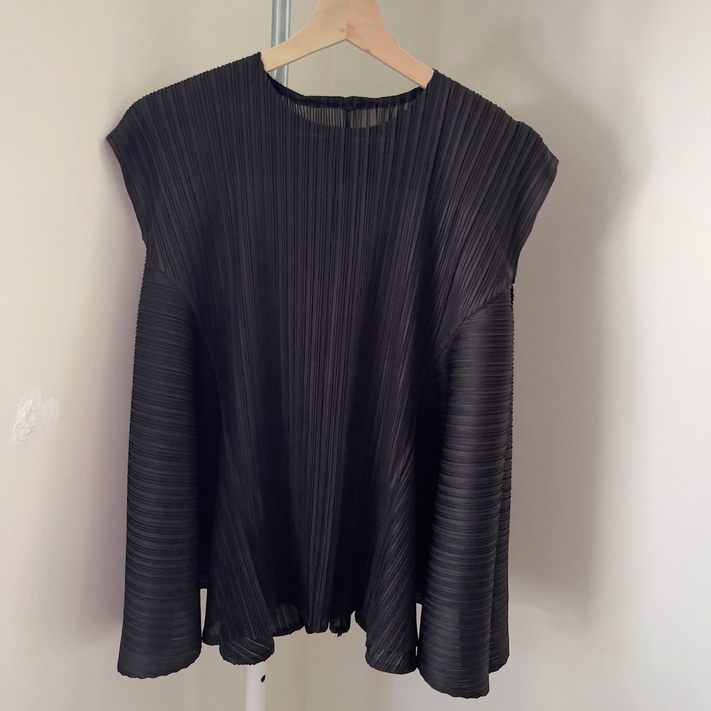 Pleats volume sleeveless (ivory, black)
