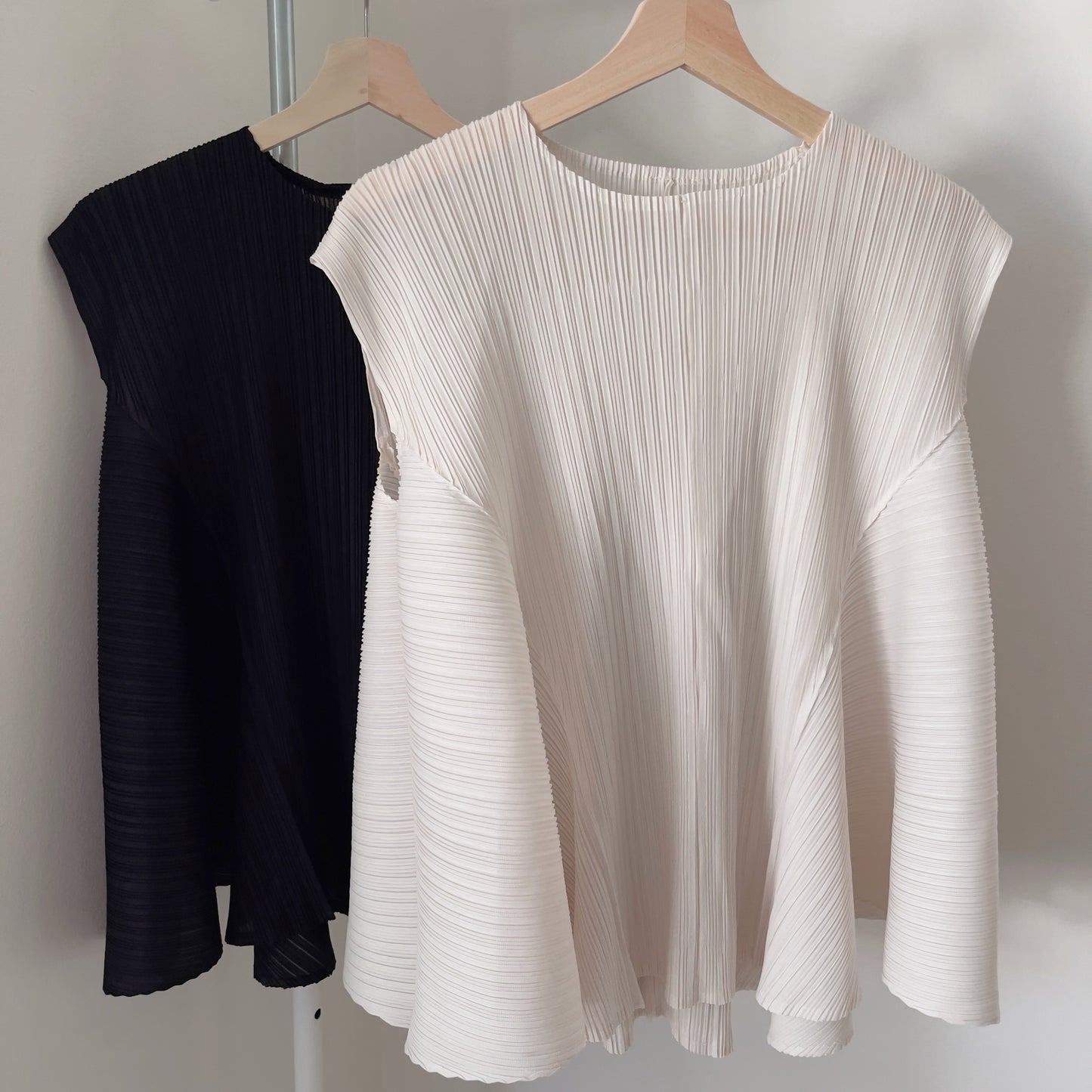 Pleats volume sleeveless (ivory, black)