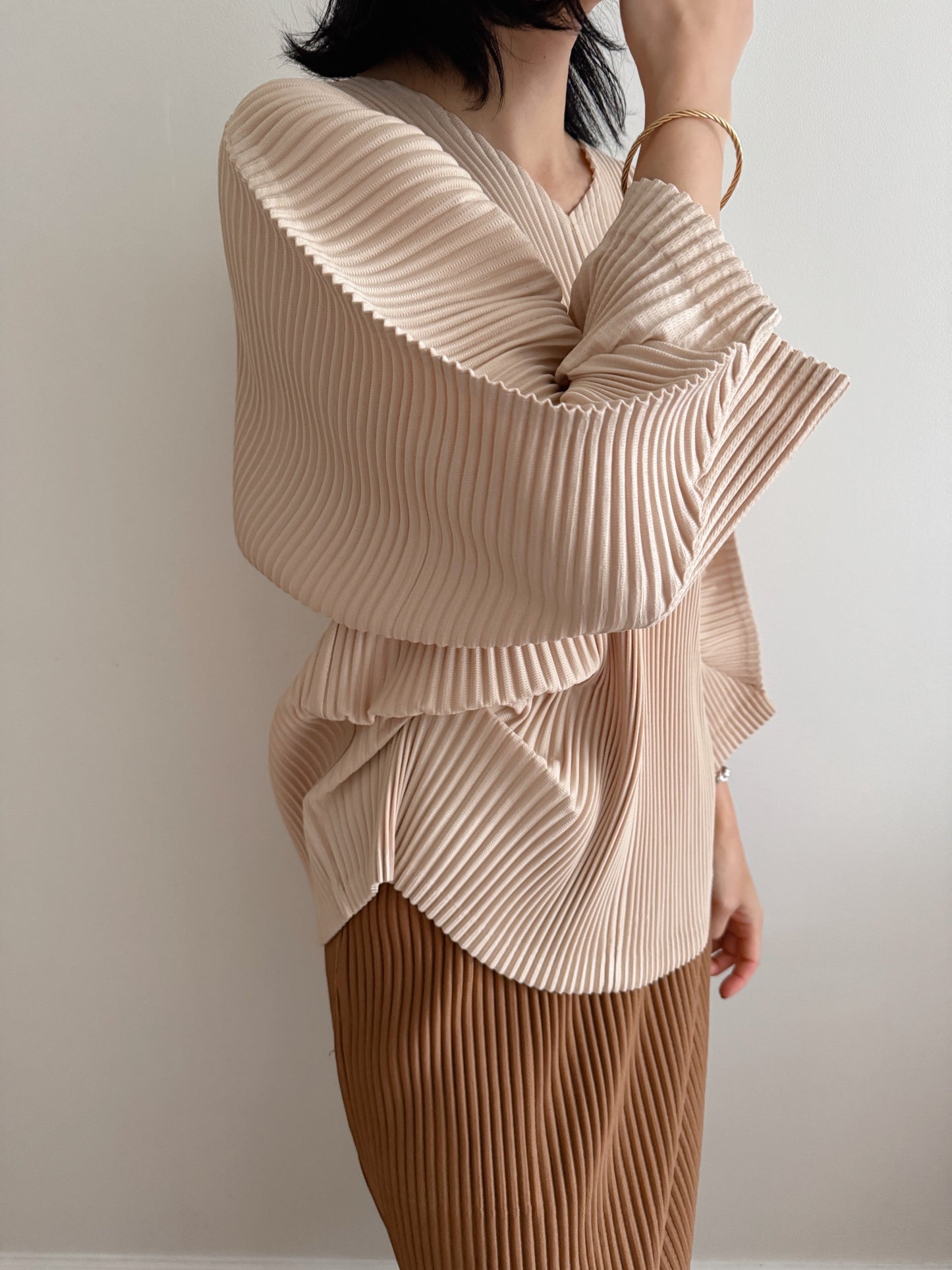 Pleats v-neck top (Ivory, beige)