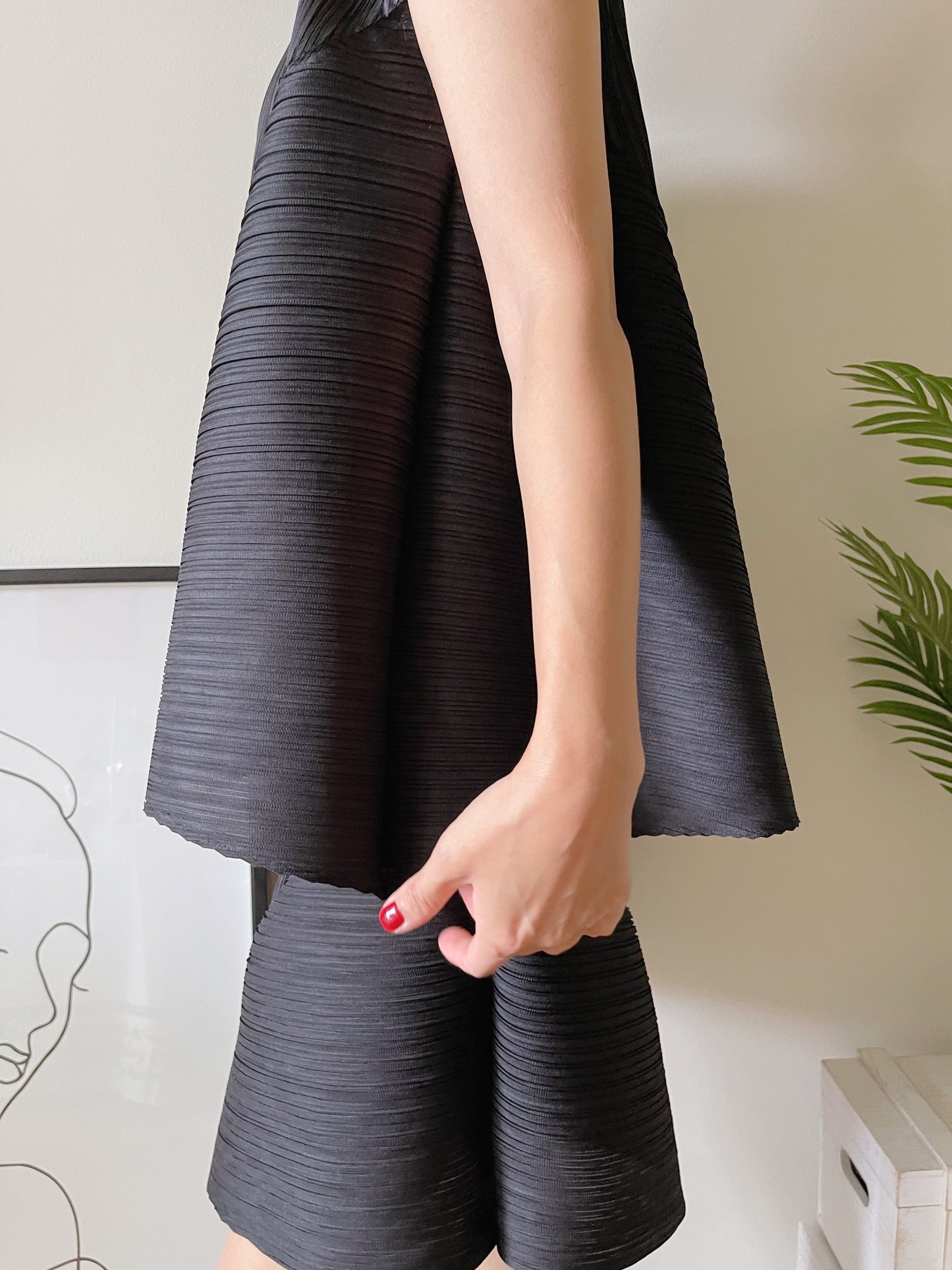 Pleats volume sleeveless (ivory, black)