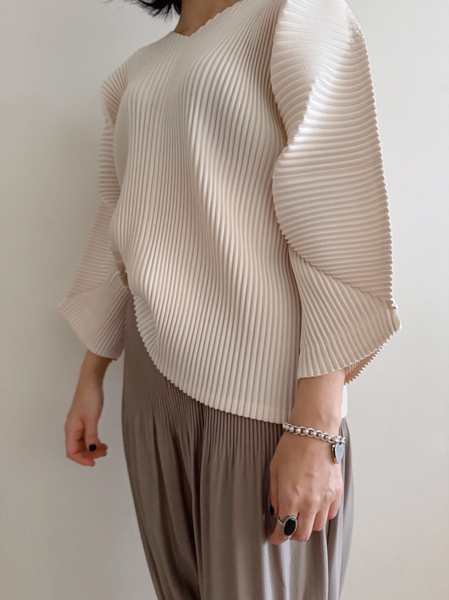Pleats v-neck top (Ivory, beige)