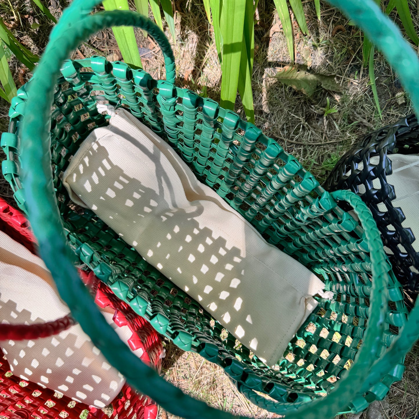 woven basket bag ( red, green, black)