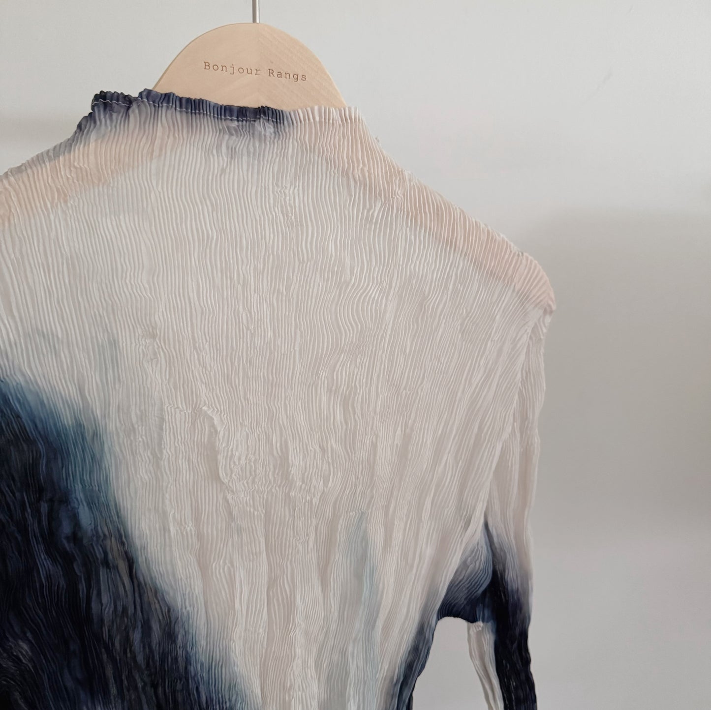 Sheer Gradient Wave Pleats Top (ivory, gray)