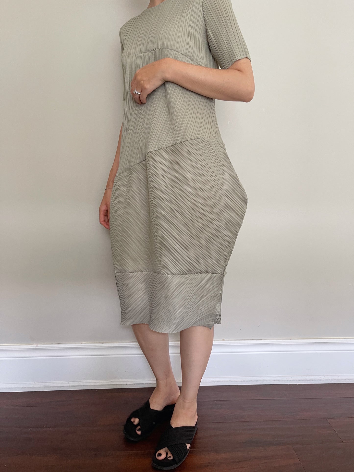 Pleats pointy dress