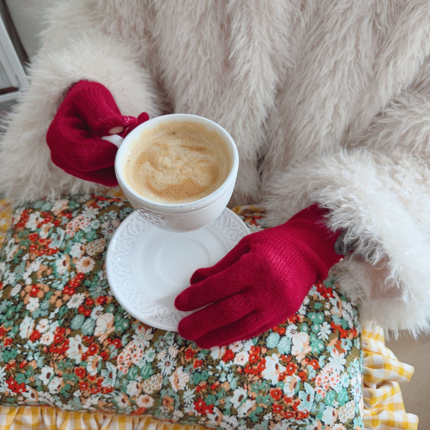 Ribbon Wool Gloves (gray, red, black)