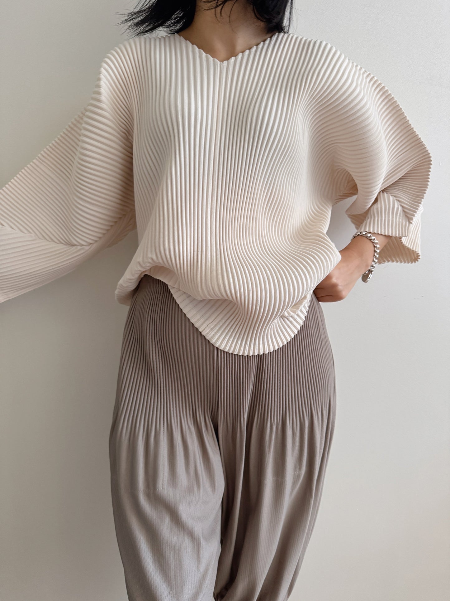 Pleats v-neck top (Ivory, beige)