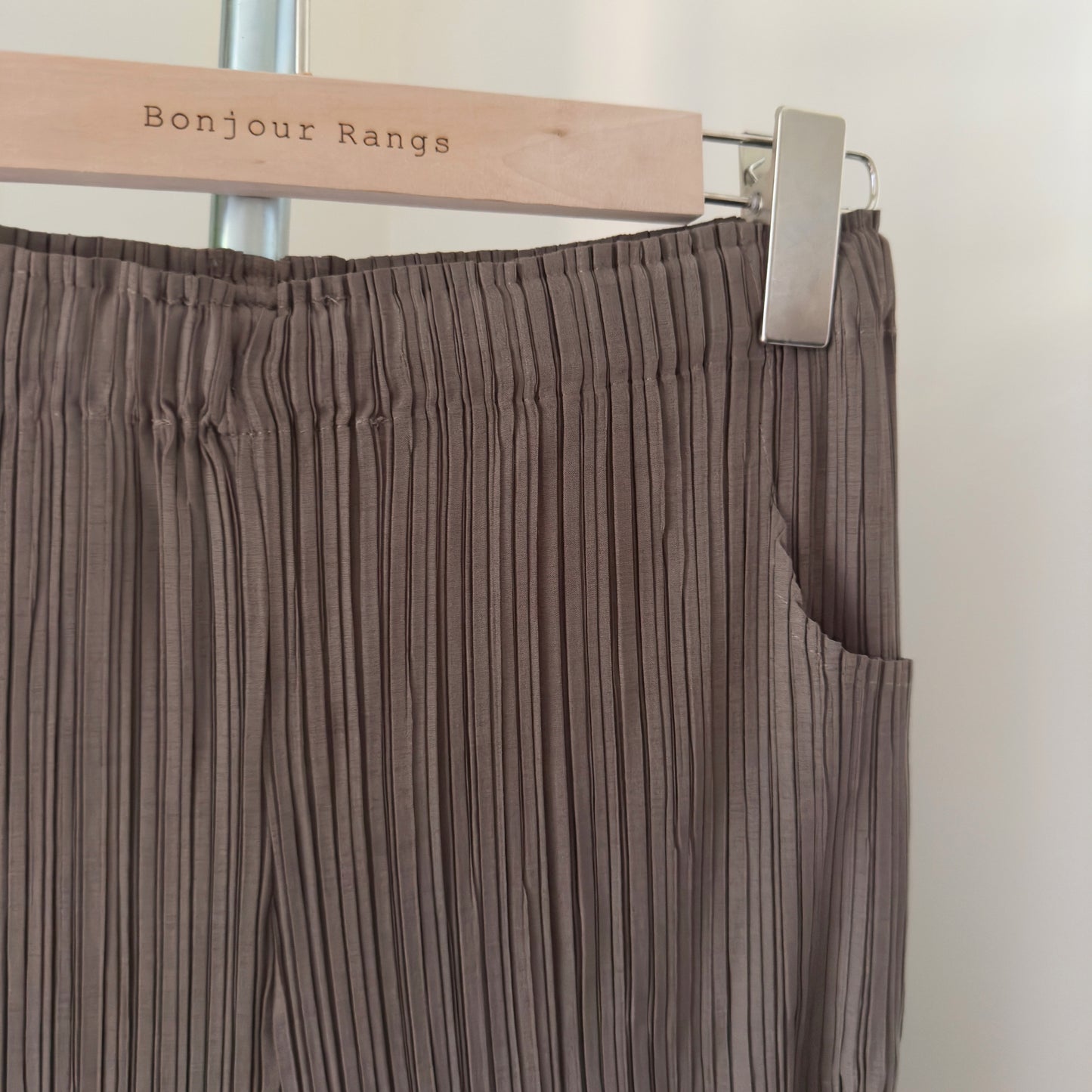 Pleats paper pants (mocha, navy)