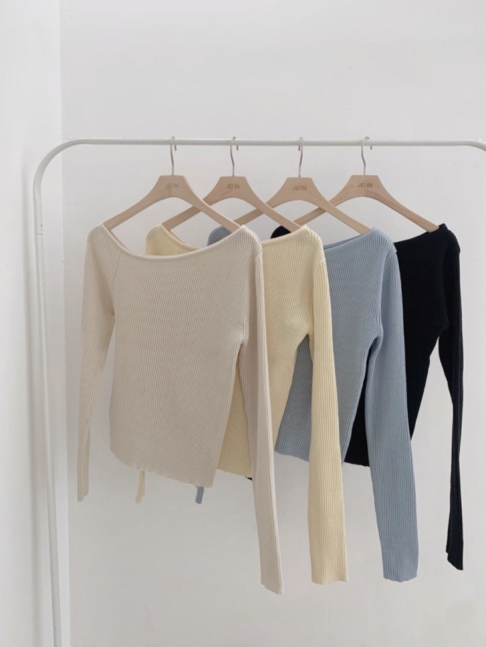 Off shoulder knit (ivory, yellow,sky blue, black)