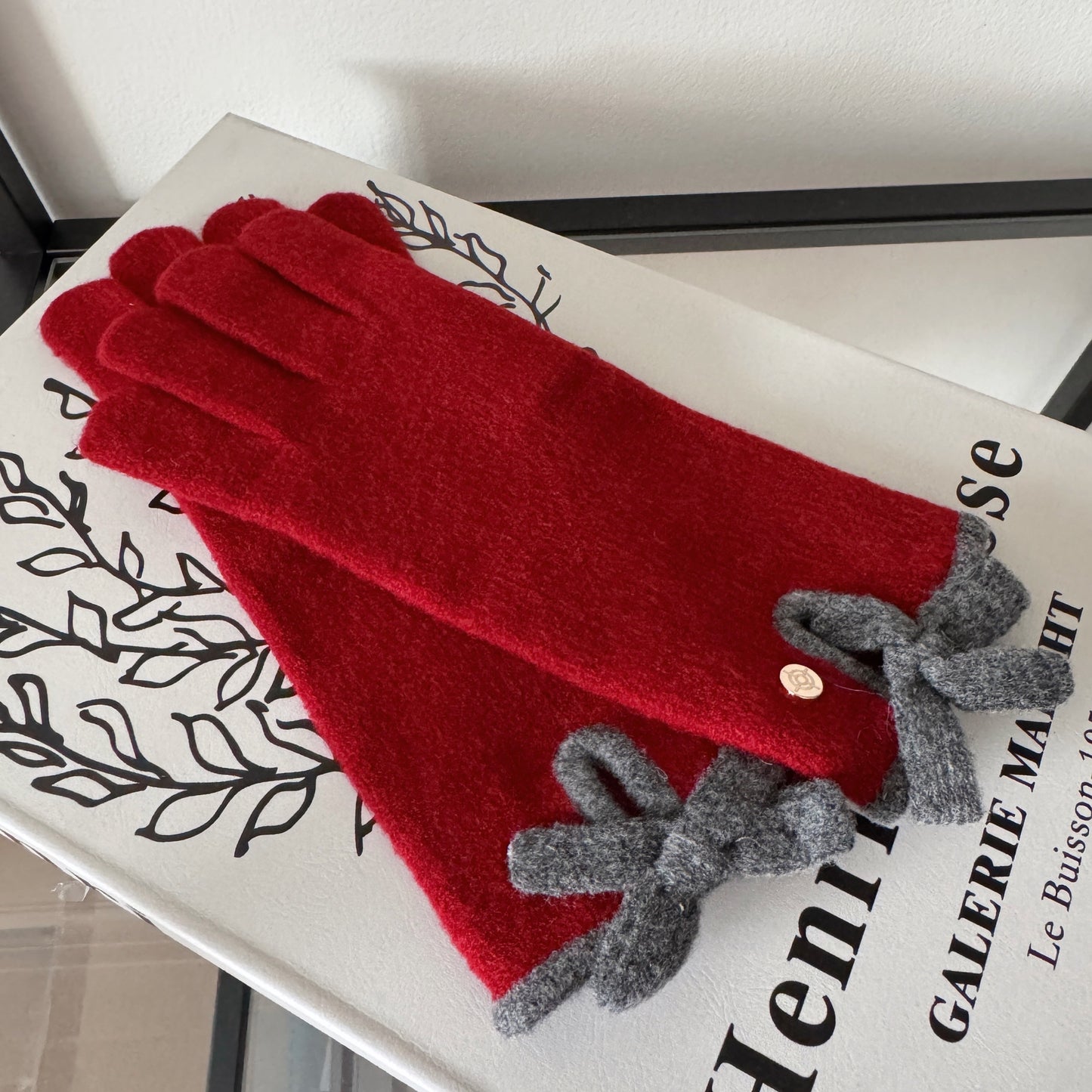 Ribbon Wool Gloves (gray, red, black)