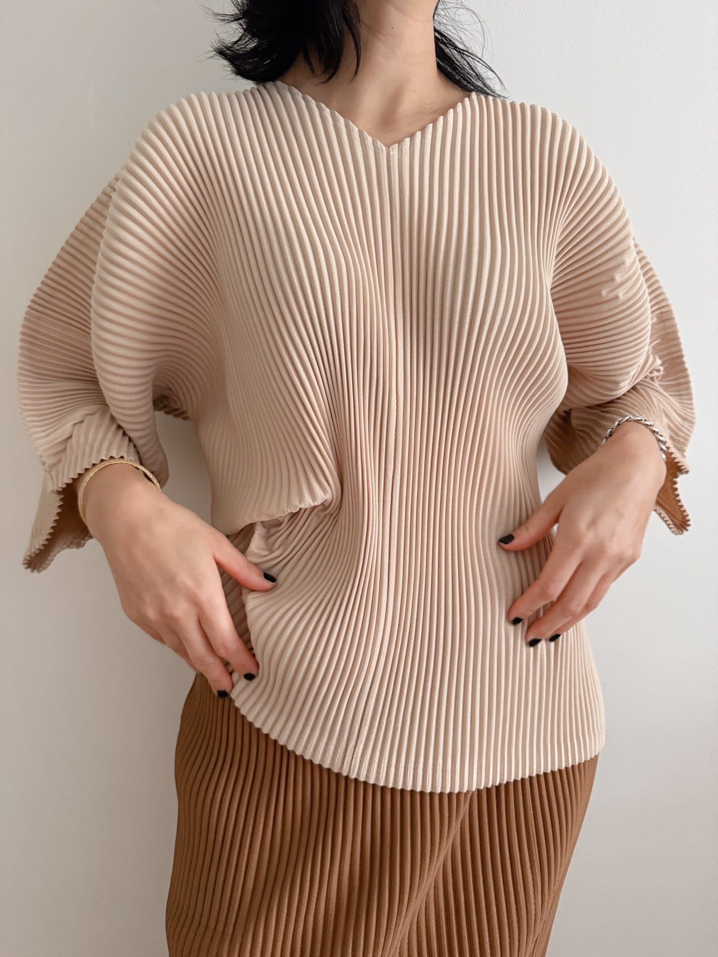 Pleats v-neck top (Ivory, beige)