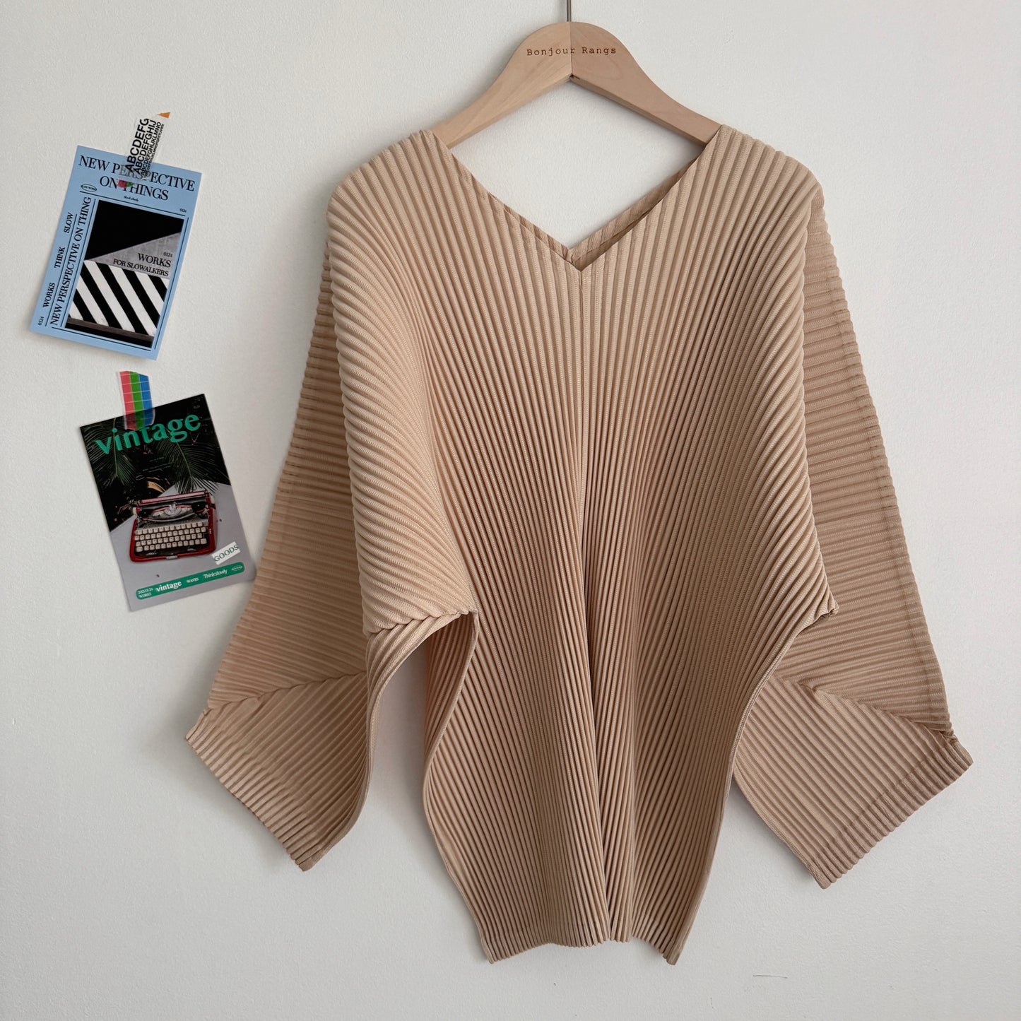 Pleats v-neck top (Ivory, beige)