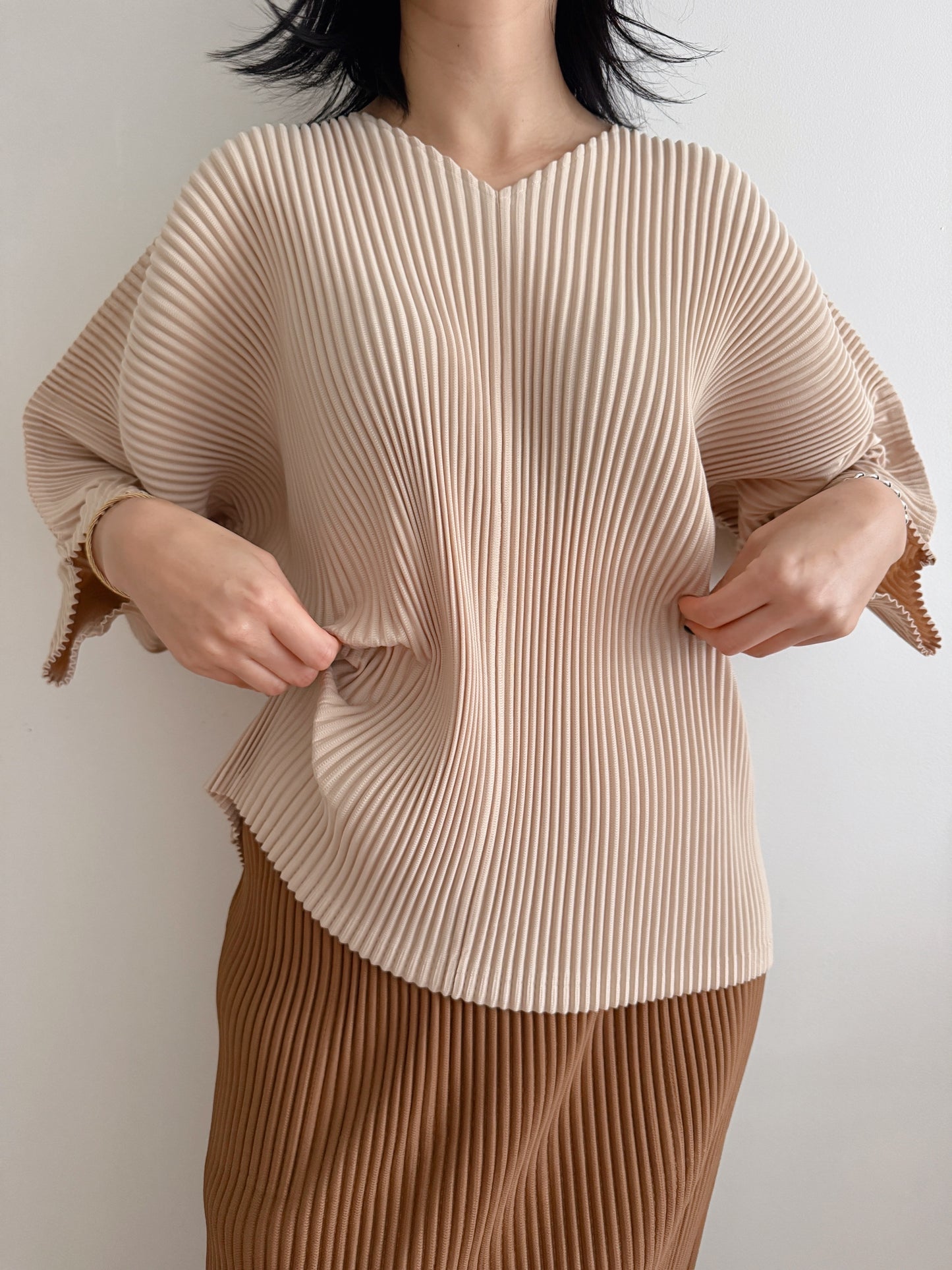 Pleats v-neck top (Ivory, beige)