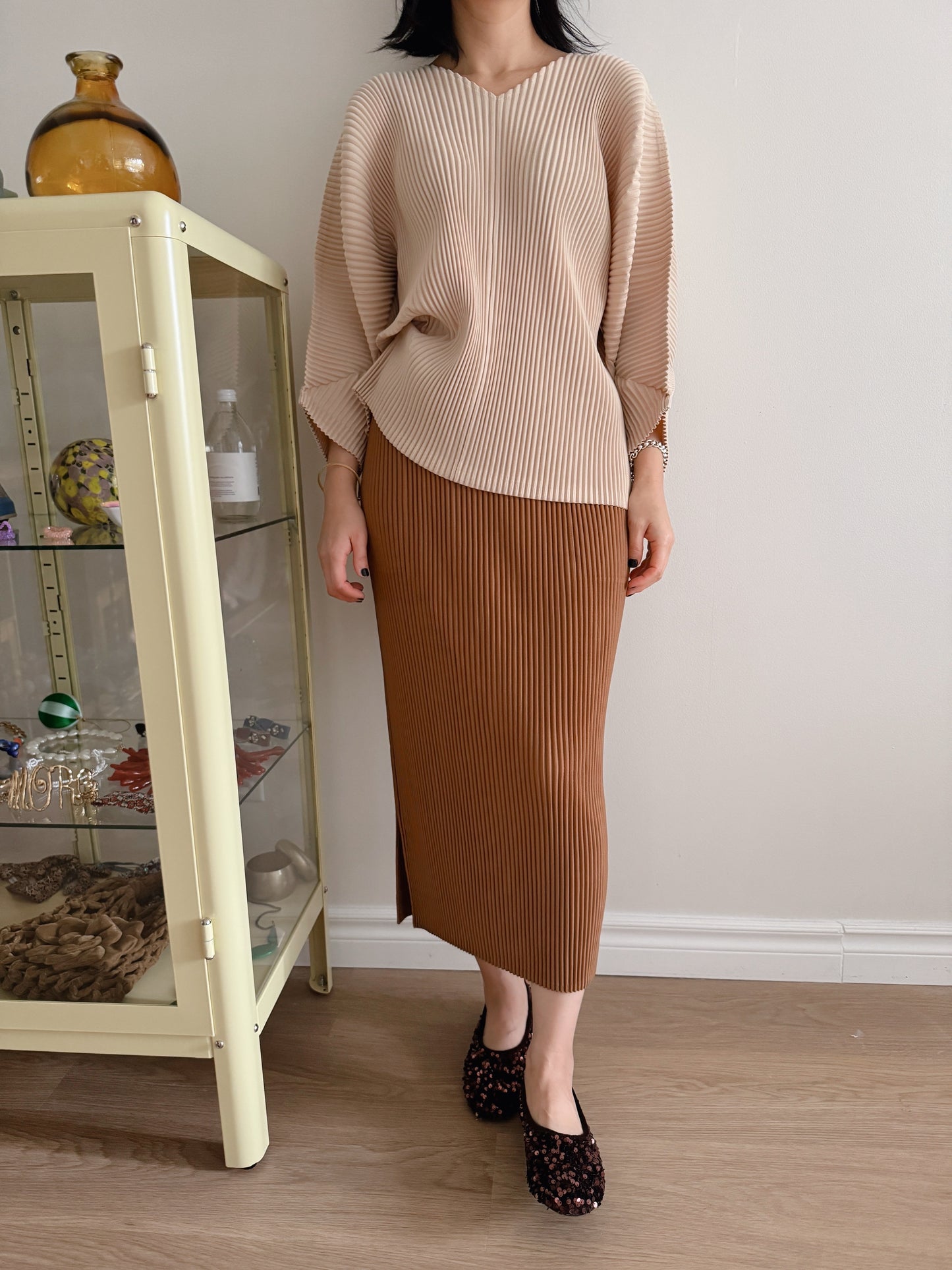 Pleats v-neck top (Ivory, beige)
