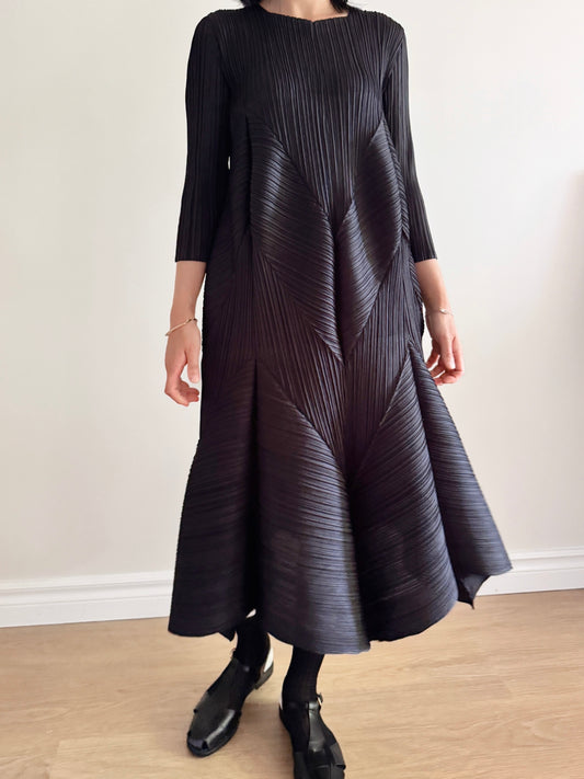 Pleated Long-Sleeve volume dress
