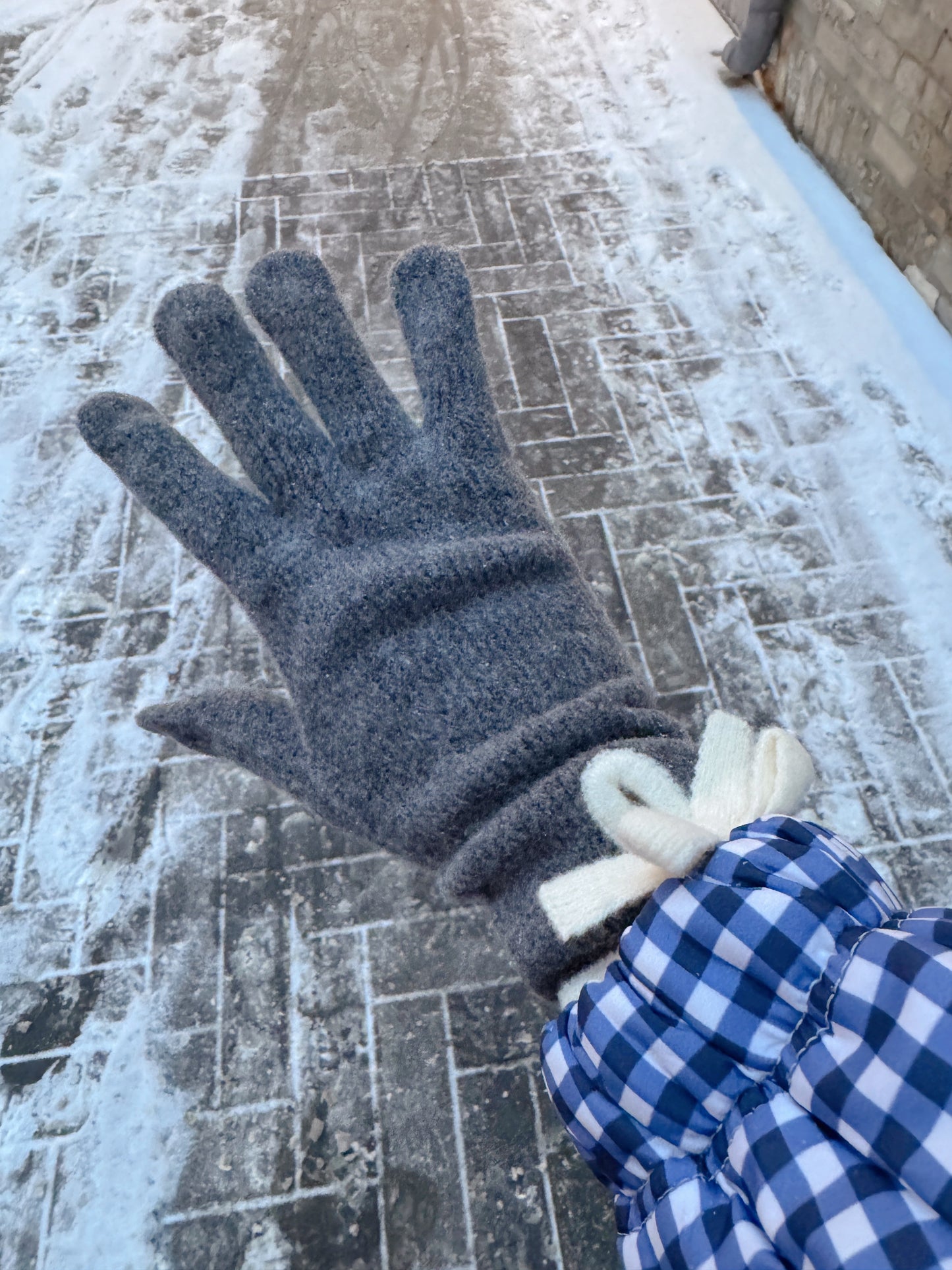 Ribbon Wool Gloves (gray, red, black)