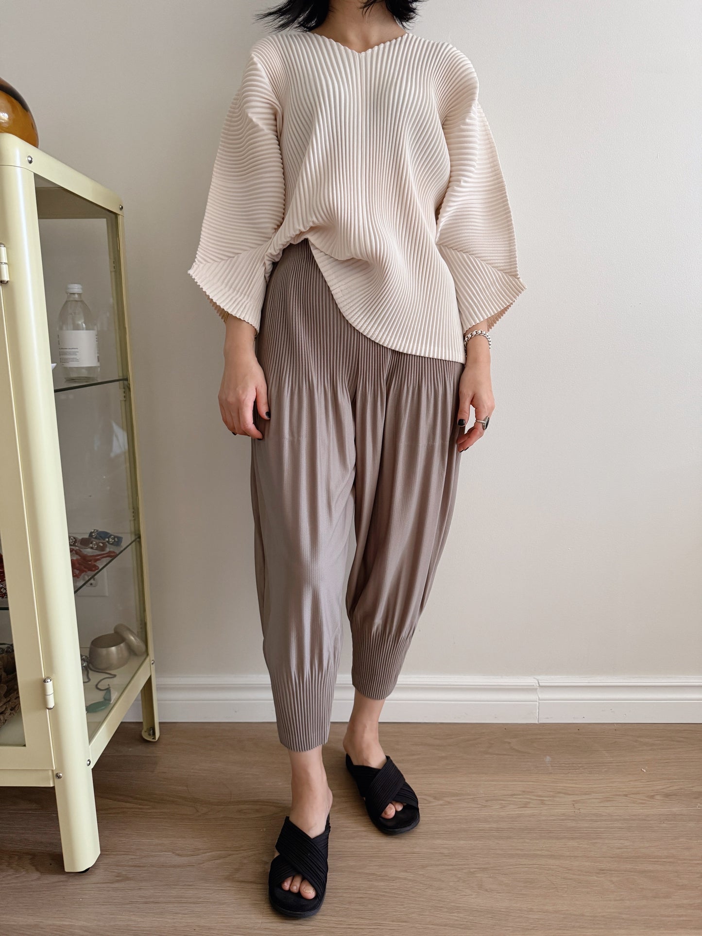 Pleats v-neck top (Ivory, beige)