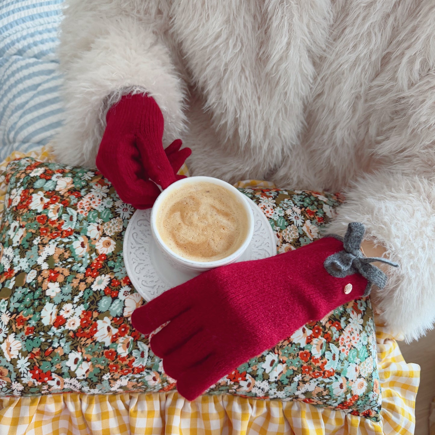 Ribbon Wool Gloves (gray, red, black)