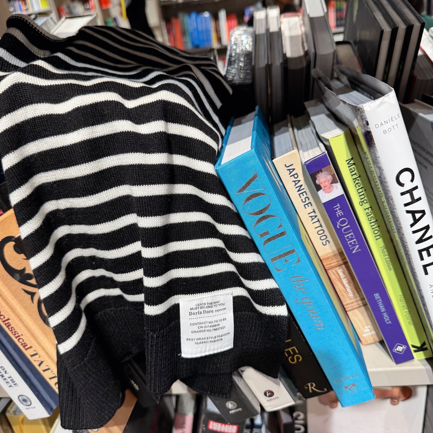 Stripe knit  shawl (black, blue)