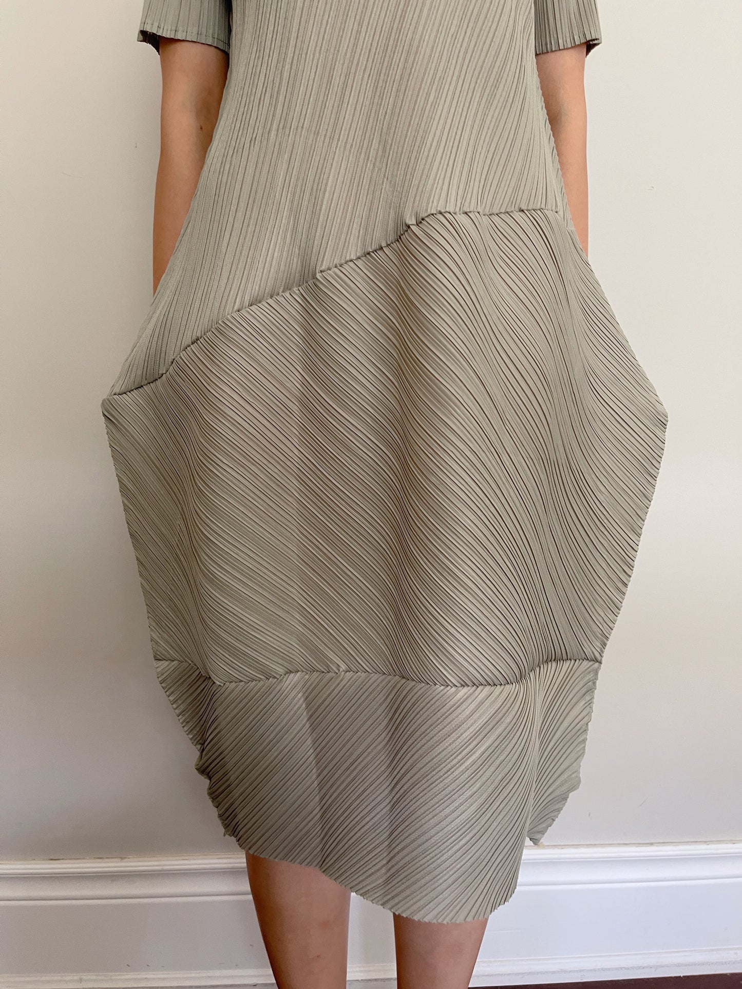 Pleats pointy dress