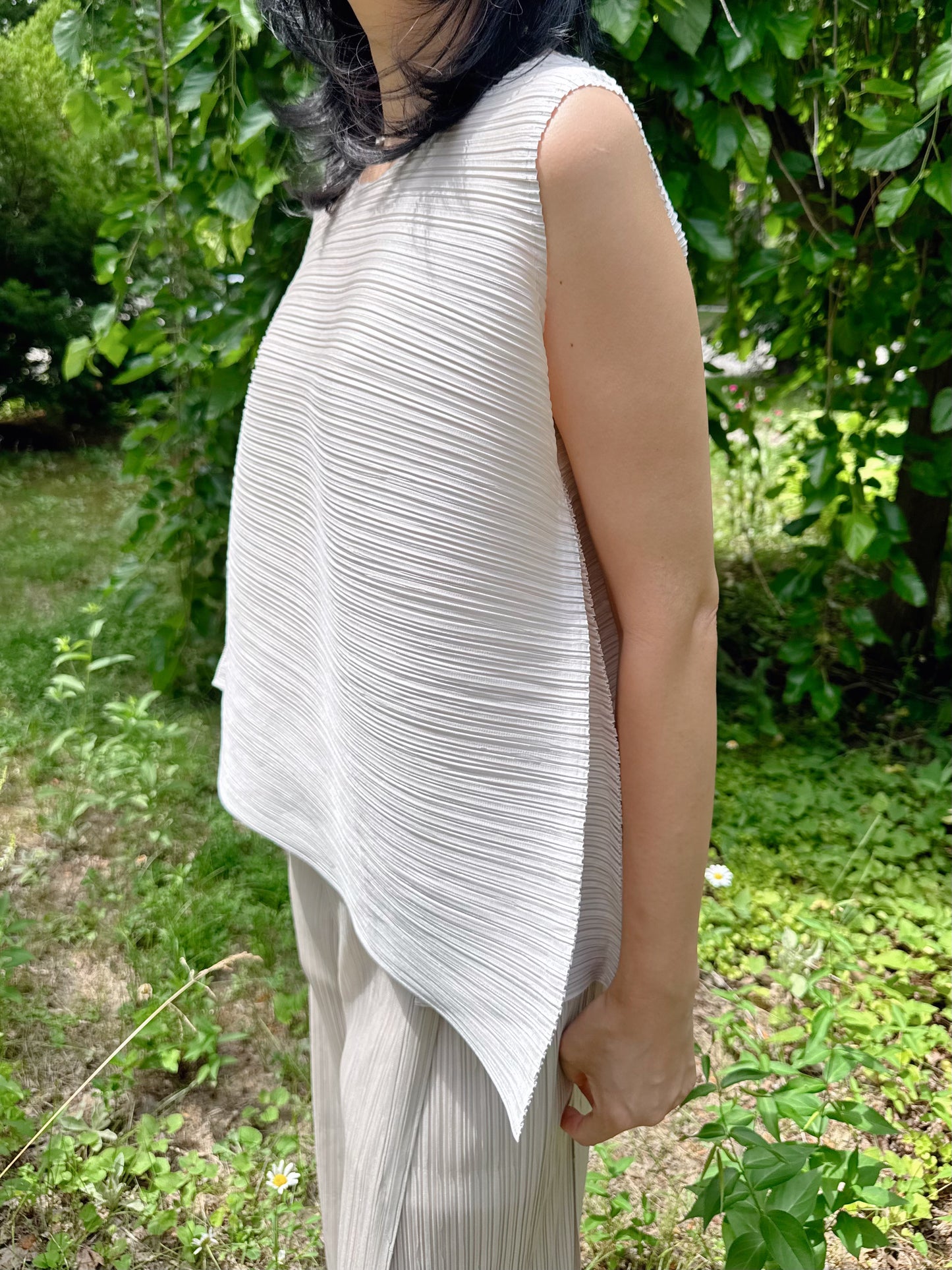 PLEATS VOLUME SLEEVELESS TOP (Ivory, gray, black)