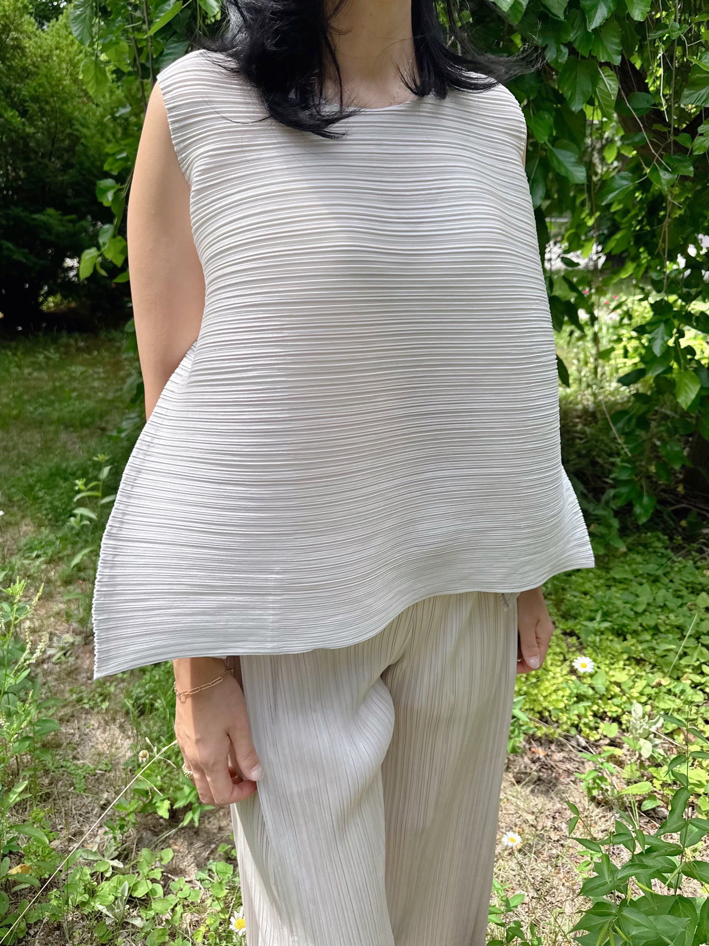 PLEATS VOLUME SLEEVELESS TOP (Ivory, gray, black)