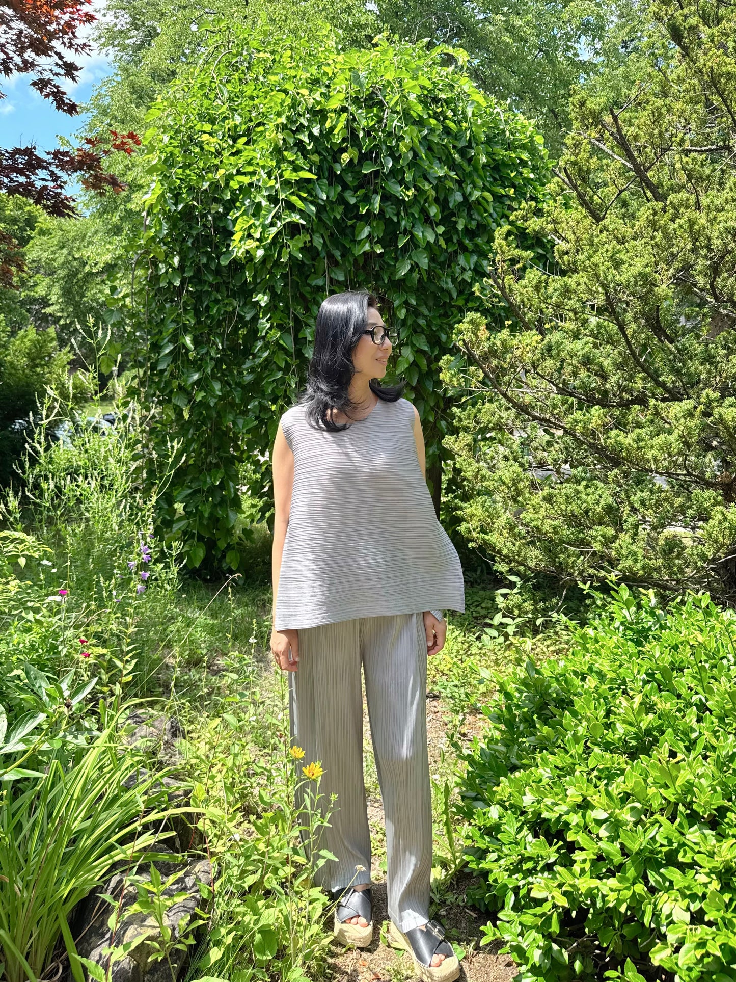 PLEATS VOLUME SLEEVELESS TOP (Ivory, gray, black)