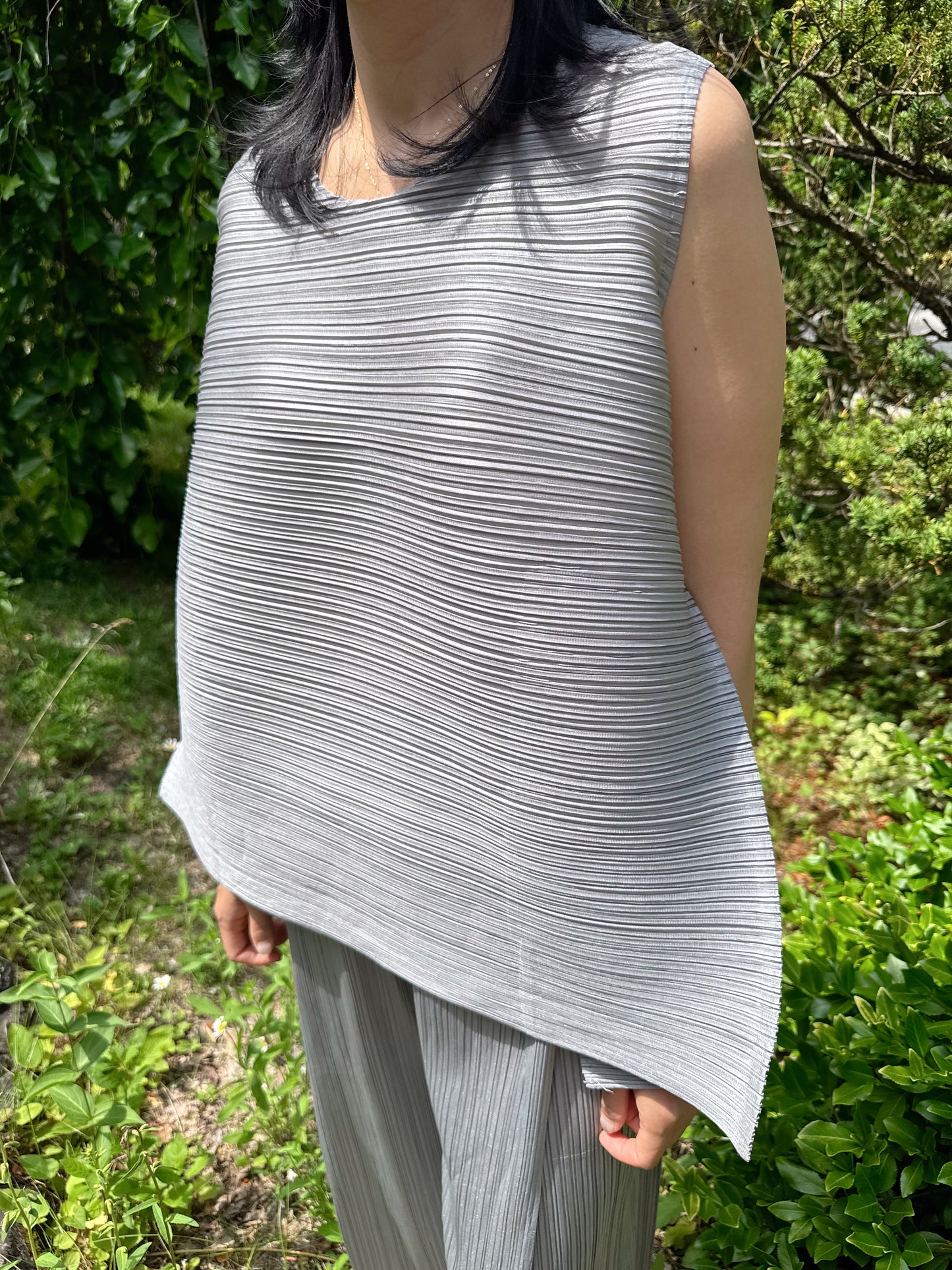 PLEATS VOLUME SLEEVELESS TOP (Ivory, gray, black)