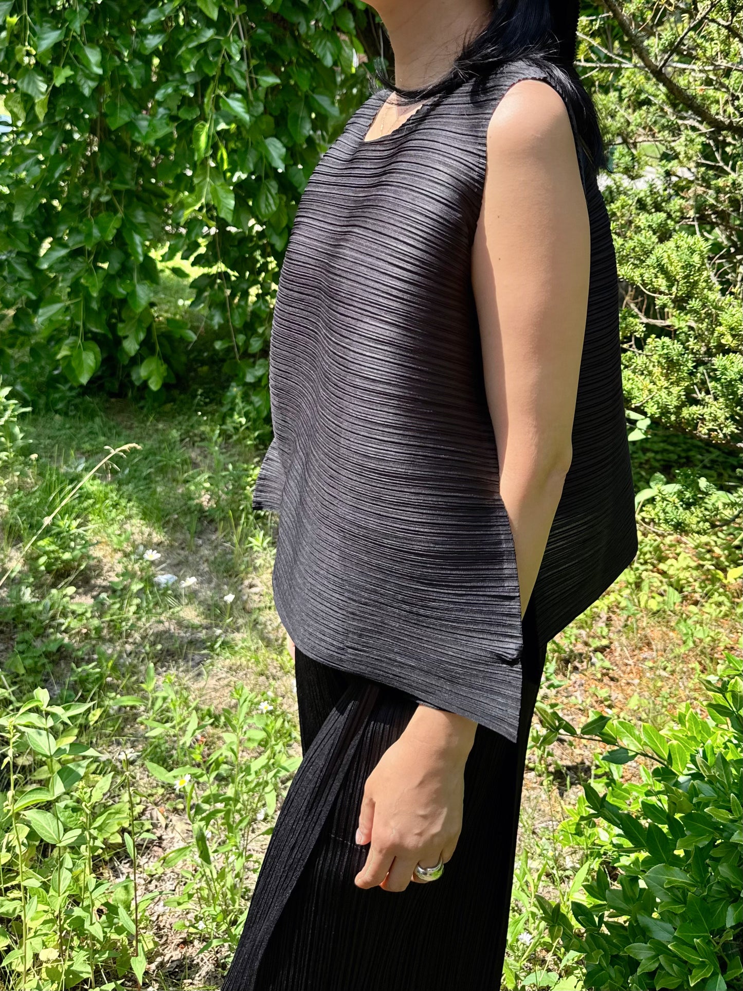 PLEATS VOLUME SLEEVELESS TOP (Ivory, gray, black)