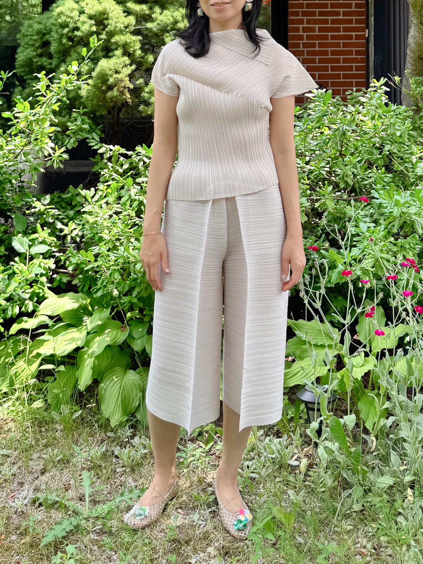 Modern Asymmetry Pleated Top (ivory, black)